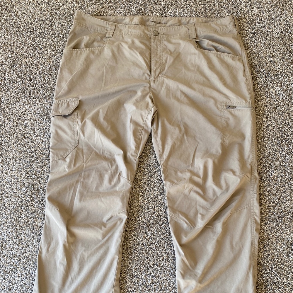 Columbia Men’s Omni Shade UVA & UVB Sun Protection Size 42W x 34L
